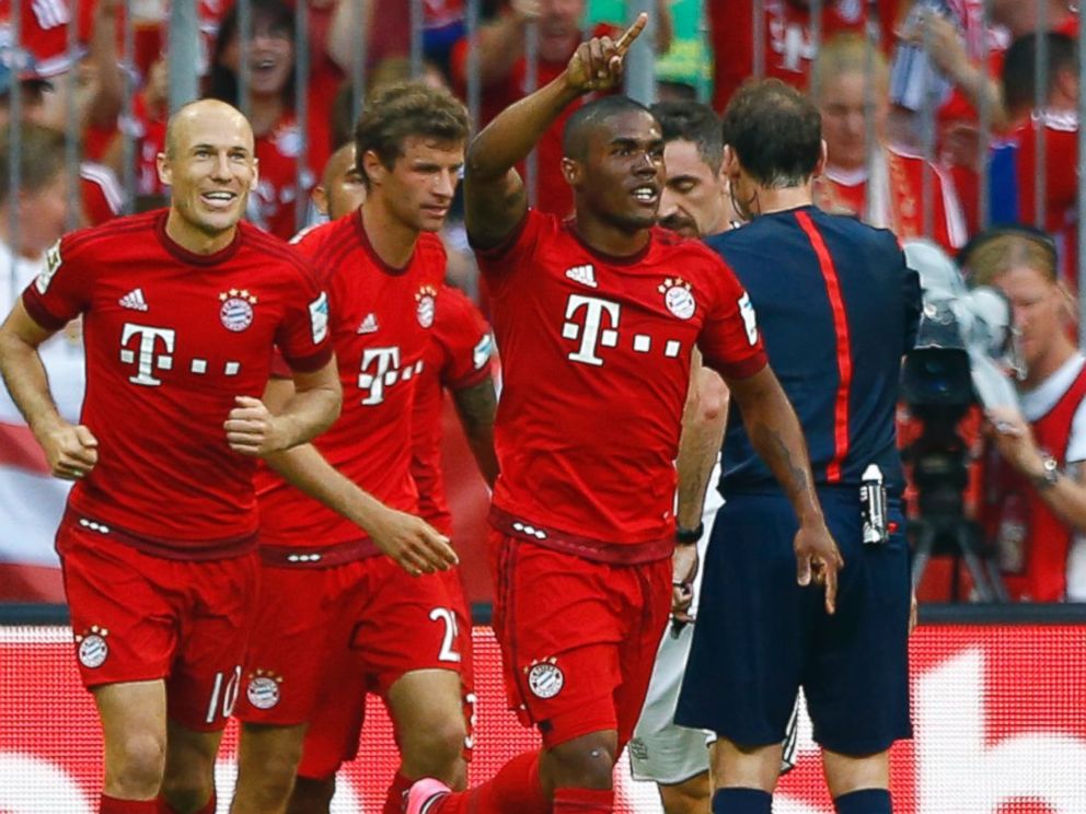 PHOTO: Bayerns Douglas Costa celebrates after teammate Thomas Mueller, scored his sides opening goal during the German Bundesliga soccer match between FC Bayern Munich and Bayer Leverkusen in Munich, Germany, Aug. 29, 2015.