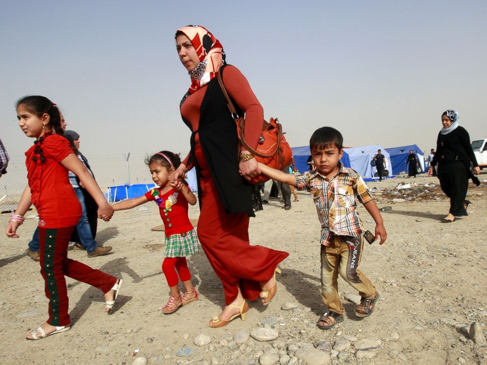 PHOTO: Refugees fleeing from Mosul head to the self-ruled northern Kurdish region in Irbil, Iraq, June 12, 2014.