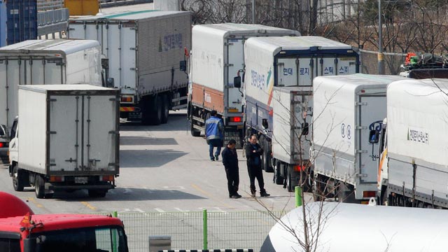 PHOTO: South Korean drivers wait at the customs, immigration and quarantine office, as they head to the North Korean city of Kaesong, in Paju, South Korea, near the border village of Panmunjom, April 3, 2013.