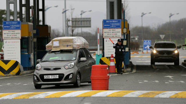 PHOTO: South Korean vehicles returning home from North Koreas Kaesong arrive at the customs, immigration and quarantine office near the border village of Panmunjom, which has separated the two Koreas since the Korean War, in Paju, north of Seoul, South K