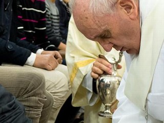 Photos: Pope Francis Washes Feet of Inmate
