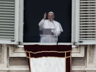 'Buon Giorno': Pope Francis' 1st Sunday at Window
