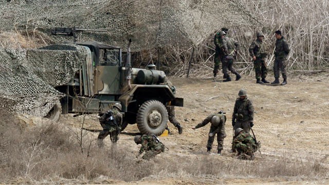 PHOTO: South Korean soldiers place a camouflage net over their military vehicle during a military exercise near the border village of Panmunjom in Paju, north of Seoul, South Korea, April 4, 2013.