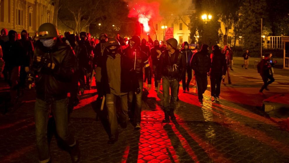 PHOTO: Pro-Ukrainian demonstrators march hold flares and make their way to the trade union building, in Odessa, Ukraine, Sunday, May 4, 2014, where people died in in a fire that tore through the building.