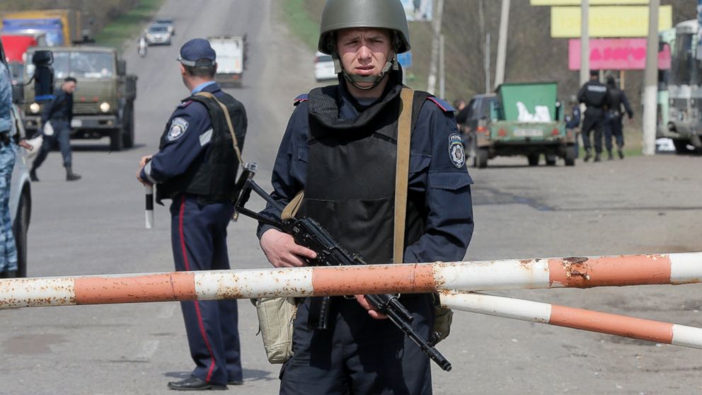 PHOTO: A Ukrainian soldier controls a road outskirts of Izyum, Eastern Ukraine, April 17, 2014.