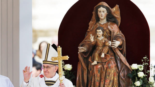 PHOTO: Pope Francis blesses the faithful in St. Peters Square during his inauguration Mass at the Vatican, March 19, 2013.