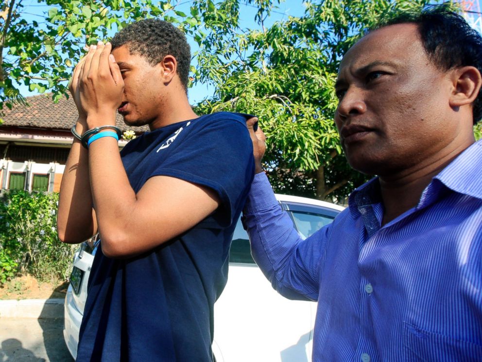 PHOTO: An Indonesian police officer escorts Tommy Schaefer, left, as he is brought to the police station for questioning in relation to the death of his girlfriends mother, in Bali, Indonesia, Aug. 13, 2014.