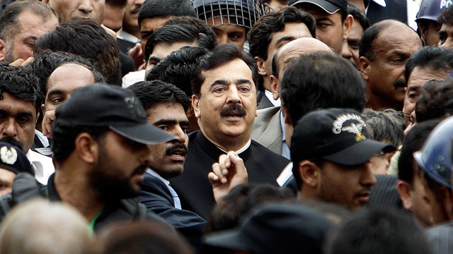 PHOTO: Pakistani Prime Minister Yousuf Raza Gilani, center, leaves the Supreme court following a hearing in Islamabad, Pakistan, April 26, 2012.