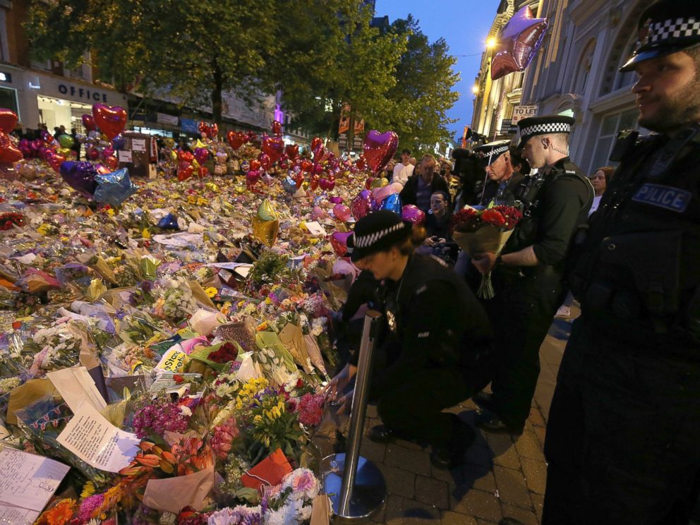 PHOTO: Police officers pay their respects for the victims of the Manchester bombing during a vigil at St Anns Square in Manchester, Britain, May 29, 2017.