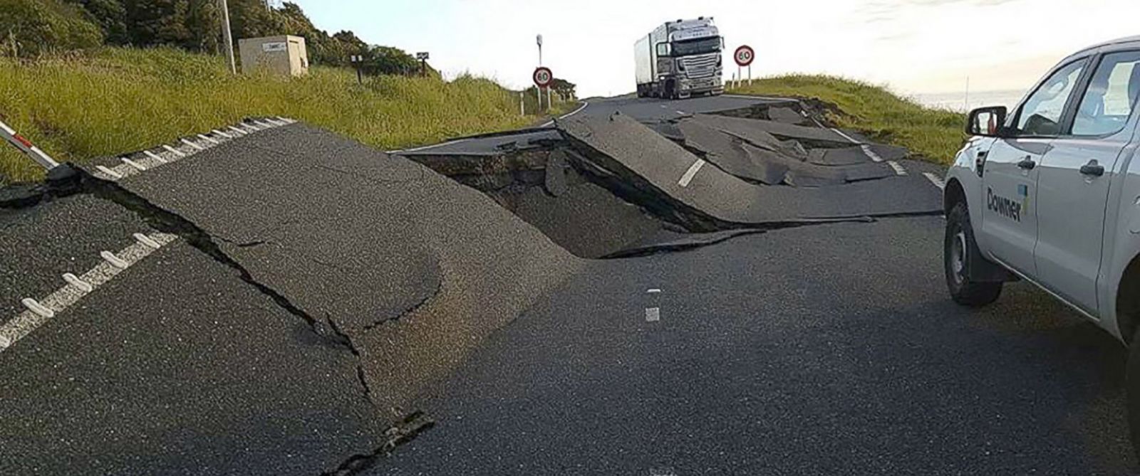 gty-newzealand-quake-road-ps-161114_12x5_1600.jpg