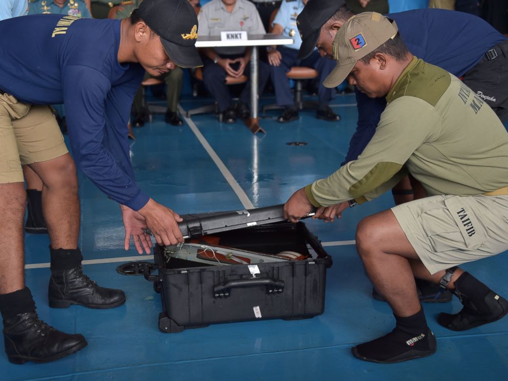PHOTO: Indonesian navy divers onboard the Indonesian navy vessel KRI Banda Aceh remove the Flight Data Recorder of the AirAsia flight QZ8501 after it was retrieved from the Java Sea on Jan. 12, 2015.