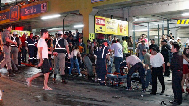 PHOTO: The victims of a nightclub fire receive medical assistance in a street of Santa Maria, 550 Km from Porto Alegre, southern Brazil on Jan. 27, 2012.