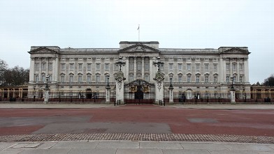 Where does Queen Elizabeth live?