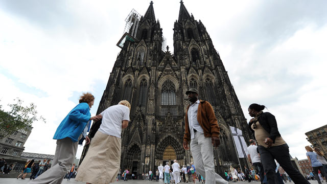 PHOTO: People walk past Cologne`s landmark the Cologne Cathedral.