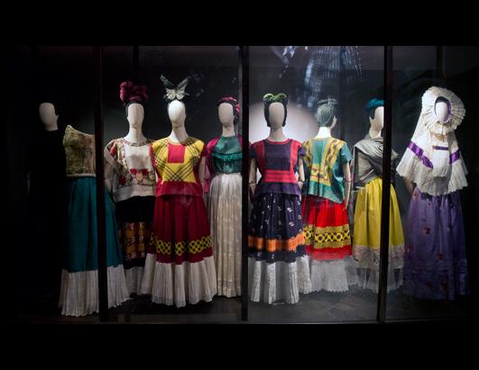 Mexican artists curious and fantastic clothes on exhibit 