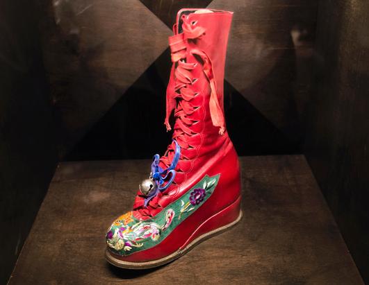Mexican artists curious and fantastic clothes on exhibit 