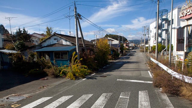 PHOTO: A deserted street inside the contaminated exclusion zone around the crippled Tokyo Electric Power Co.