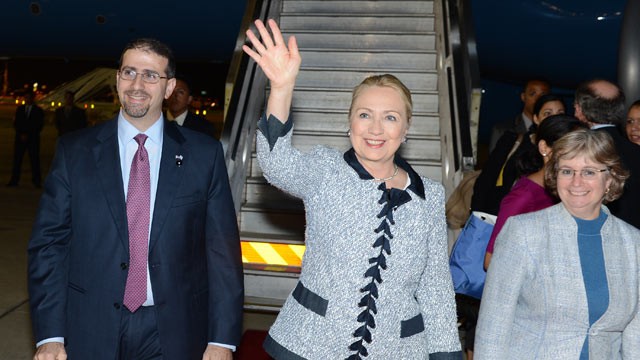 PHOTO: U.S. Secretary of State Hillary Clinton, center,arrives, Nov. 20, 2012, in Tel Aviv, Israel.