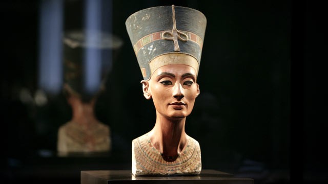 PHOTO: The bust of Queen Nefertiti, at Egyptian Museum and Papyrus Collection in the Neues Museum Berlin on November 11, 2009.