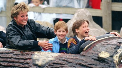 PHOTO: Diana Princess Of Wales, Prince William and Prince Harry visit The 'Thorpe Park' Amusement Park, April 13, 1993.