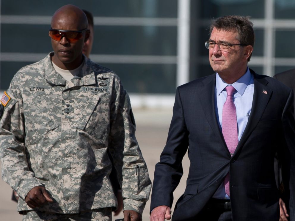 PHOTO: U.S. Defense Secretary Ash Carter, right, and U.S. Army Lt. Gen. Ron Lewis, left, walk on the tarmac before boarding a plane en route to Irbil, Iraq at Queen Alia Airport on July 24, 2015 in Amman, Jordan.