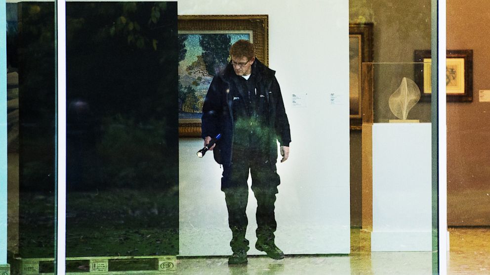 PHOTO: An investigator searches the Rotterdam Kunsthal museum break-in during the night on Oct. 16, 2012.