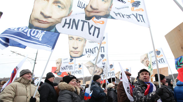 PHOTO: People carry banners in support of Vladimir Putin during a procession ahead of a mass rally, Feb. 23, 2012 in Moscow, Russia.