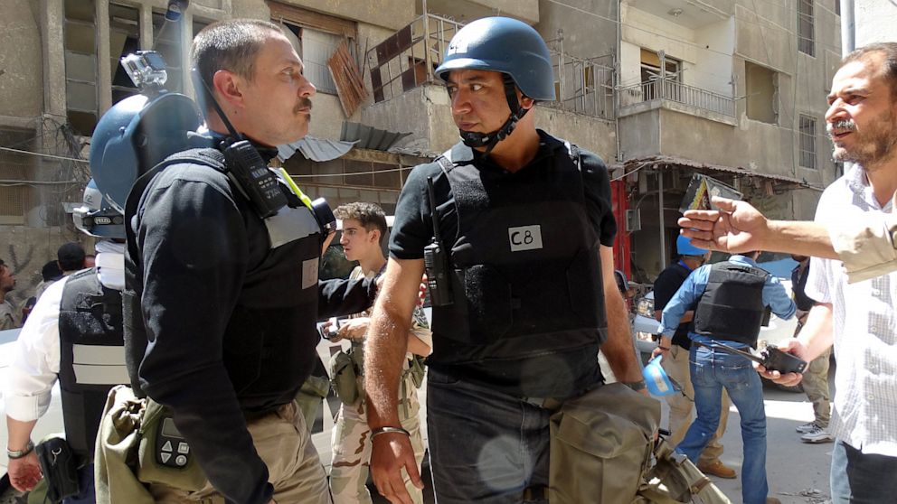 PHOTO: United Nations (UN) arms experts arrive to inspect a site suspected of being hit by a deadly chemical weapons attack last week on August 28, 2013 in the Eastern Ghouta area on the northeastern outskirts of Damascus.