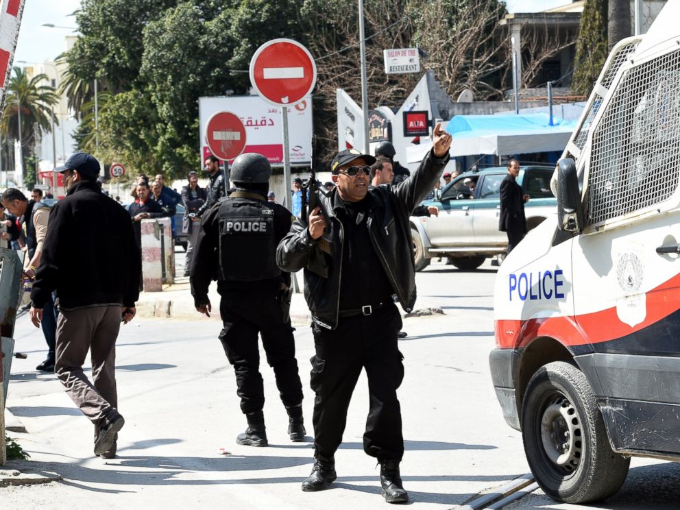 PHOTO: Tunisian security forces secure the area after gunmen attacked Tunis famed Bardo Museum, March 18, 2015. 