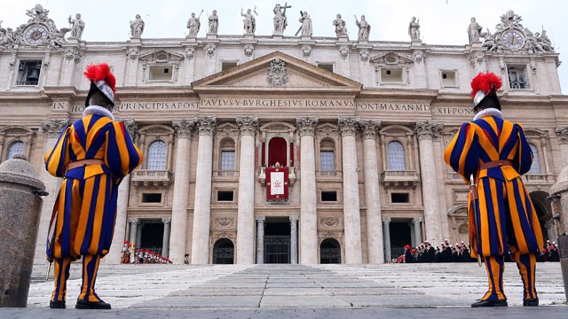 PHOTO: Pope Benedict XVI delivers his Christmas Day message to the faithful from the central balcony of St Peters Basilica, Dec. 25, 2012, in Vatican City, Vatican.