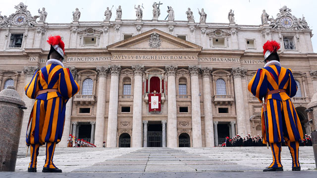 PHOTO: Pope Benedict XVI delivers his Christmas Day message to the faithful from the central balcony of St Peters Basilica, Dec. 25, 2012, in Vatican City, Vatican.