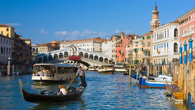 PHOTO: The Grand Canal with the Rialto Bridge in the background, Venice, Italy.