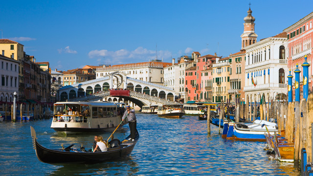 PHOTO: The Grand Canal with the Rialto Bridge in the background, Venice, Italy.