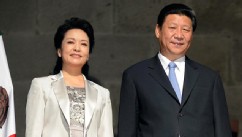 PHOTO: Chinese President Xi Jinping and Chinese First Lady Peng Liyuan pose for photographers after receiving the key to the city in Mexico City, June 5, 2013.