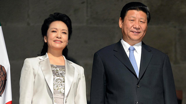 PHOTO: Chinese President Xi Jinping and Chinese First Lady Peng Liyuan pose for photographers after receiving the key to the city in Mexico City, June 5, 2013.