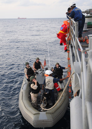 US Navy ship apprehends Somali pirates