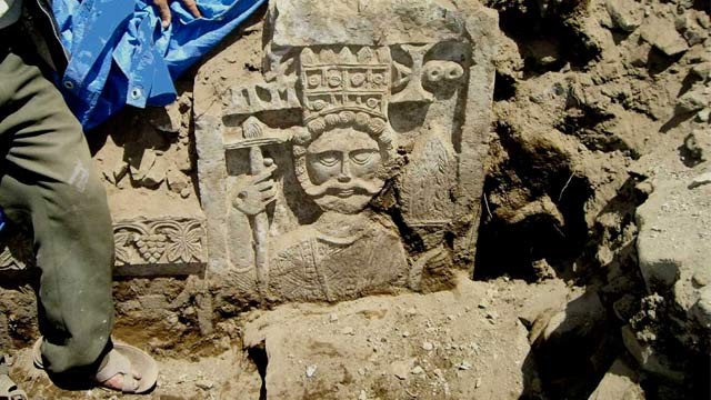 PHOTO: Crowned figure