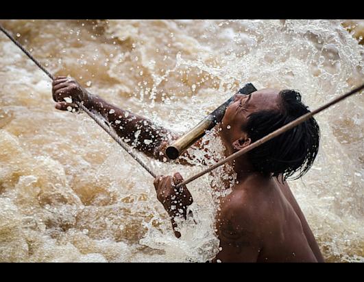 ''Nacionalna geografija'' - Najfotografije Ht_waterfall_fisherman_of_si_phan_don_national_geographic_photo_contest_ll_121129_ssh