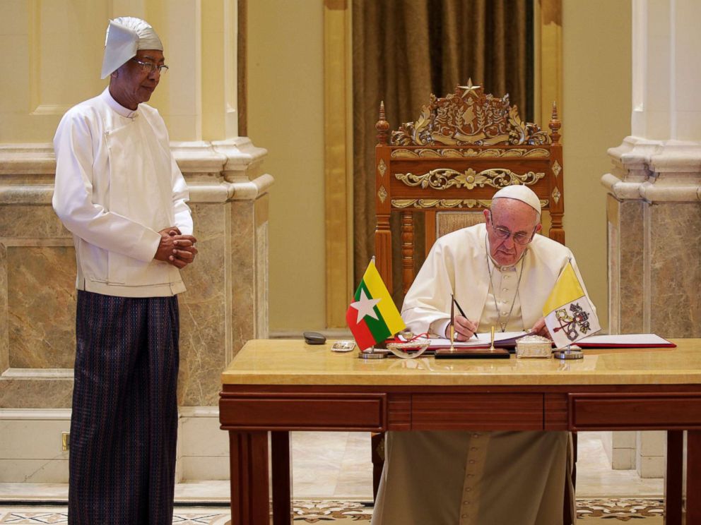 PHOTO: Pope Francis signs a guestbook as Myanmars President Htin Kyaw looks on, at the Presidential Palace in Naypyitaw, Myanmar, Nov. 28, 2017.