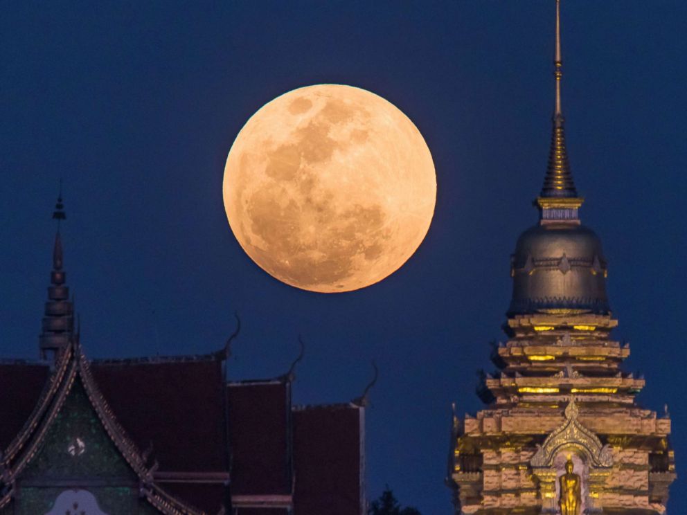 PHOTO: A super blue blood moon rises behind a Buddhist temple in Chiang Mai, Thailand, on Jan. 31, 2018.