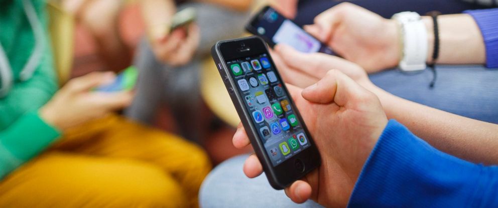 PHOTO: A group of students play with their smartphones, Sept. 19, 2014.