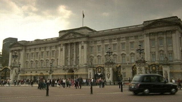 VIDEO: Police apprehended a 44-year-old man who tried to run through a palace gate.