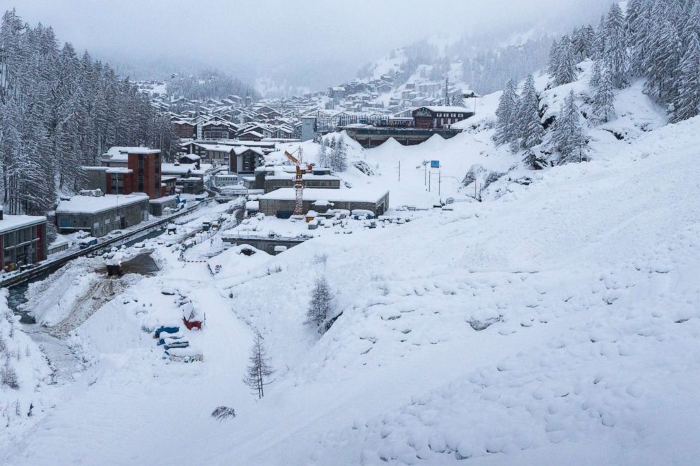 Heavy snowfall leaves 13000 tourists stranded in Swiss Alps Heavy snowfall leaves 13000 tourists stranded in Swiss Alps