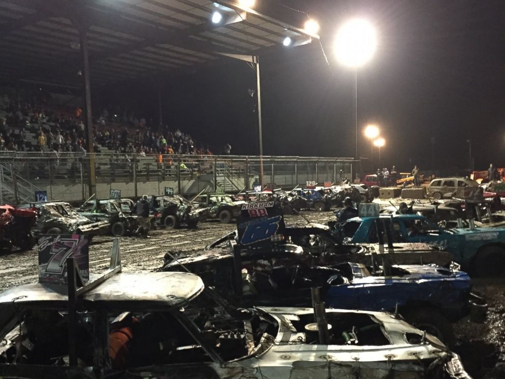 PHOTO: Drivers compete in the finals at Metal Mayhem 2015 in Pecatonica, Illinois.