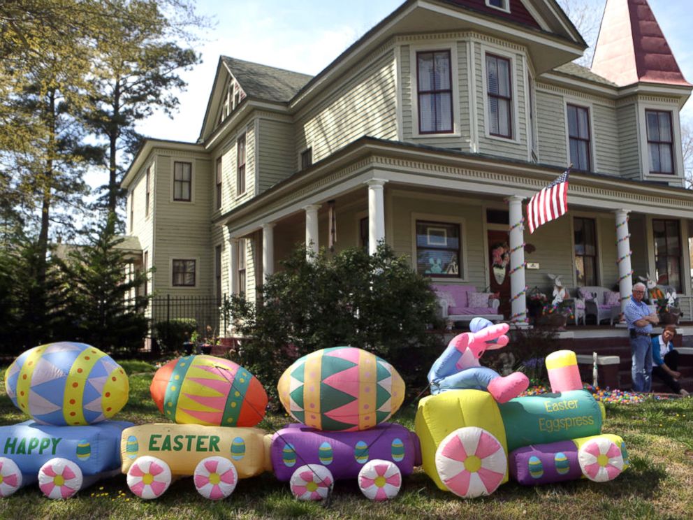 Holidayloving couple shows off epic Easter decorations, including