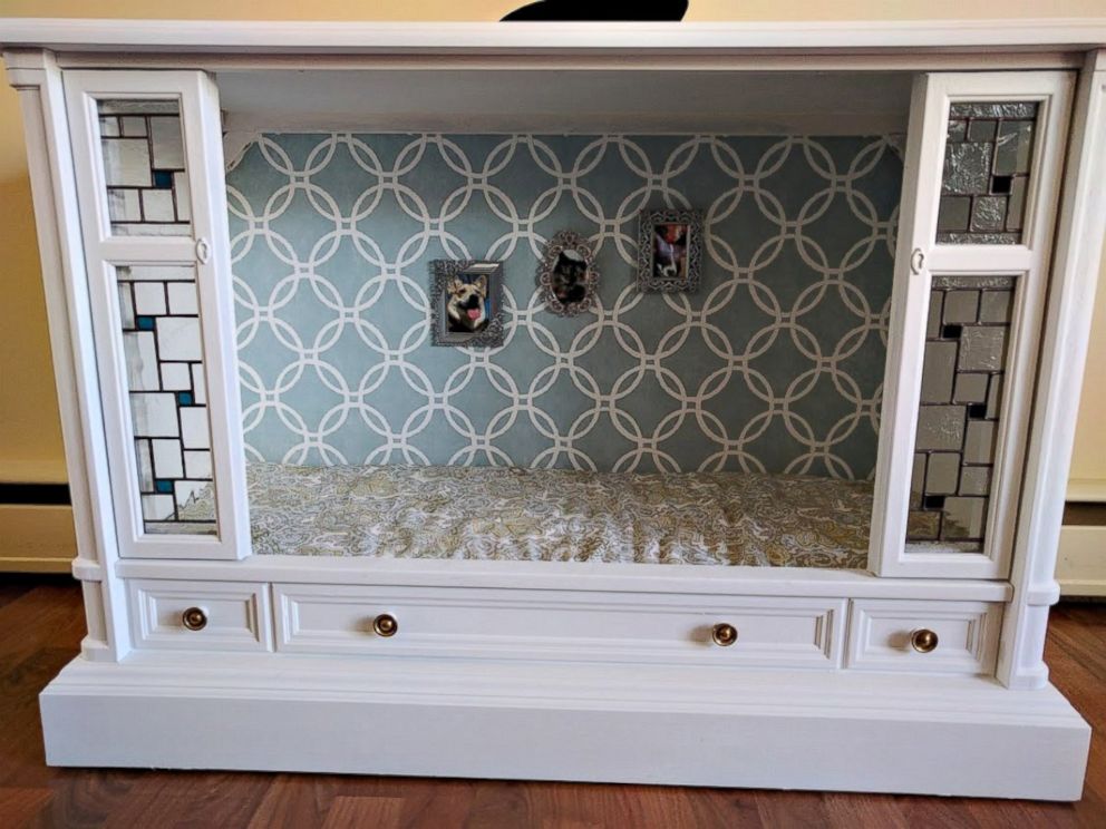 PHOTO: Jonathan and Lisa, of Havre de Grace, Maryland, turned a retro TV into a chic doggy paradise with stained glass windows.