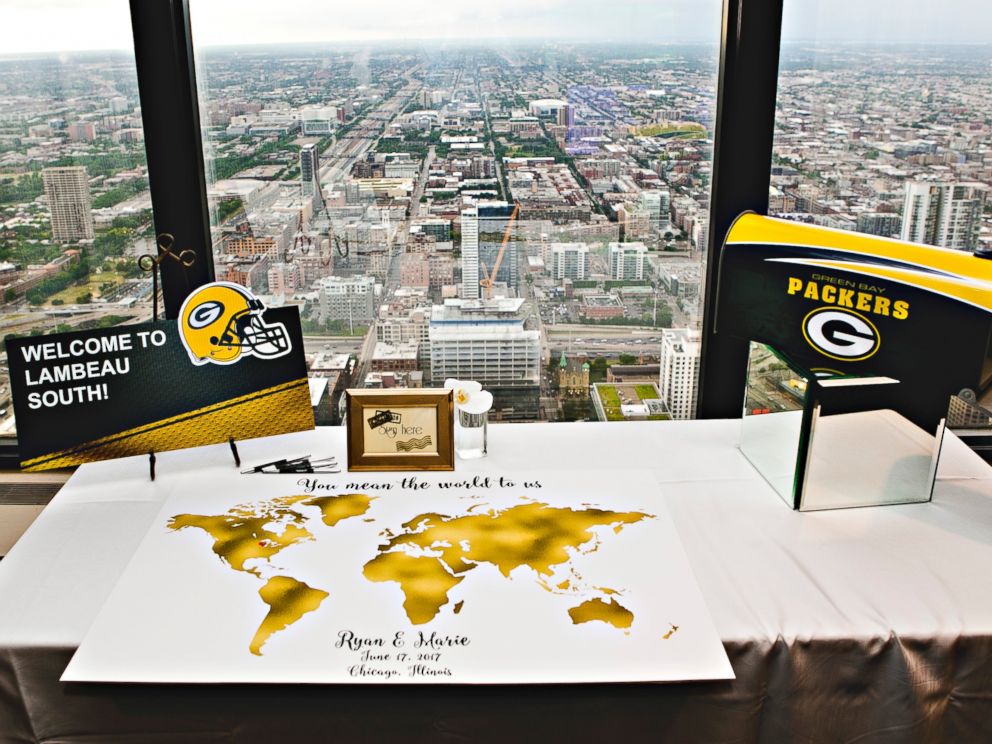 PHOTO: Green Bay super fan, Ryan Holtan-Murphy, marries woman with the last name of Packer in elaborate Packers-themed wedding.