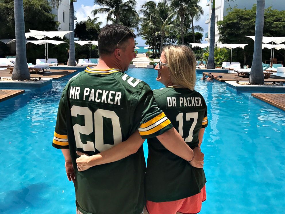 PHOTO: Green Bay super fan, Ryan Holtan-Murphy, marries woman with the last name of Packer in elaborate Packers-themed wedding.