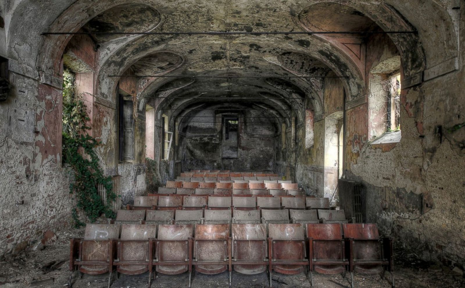 images-of-these-abandoned-places-will-give-you-chills-photos-image