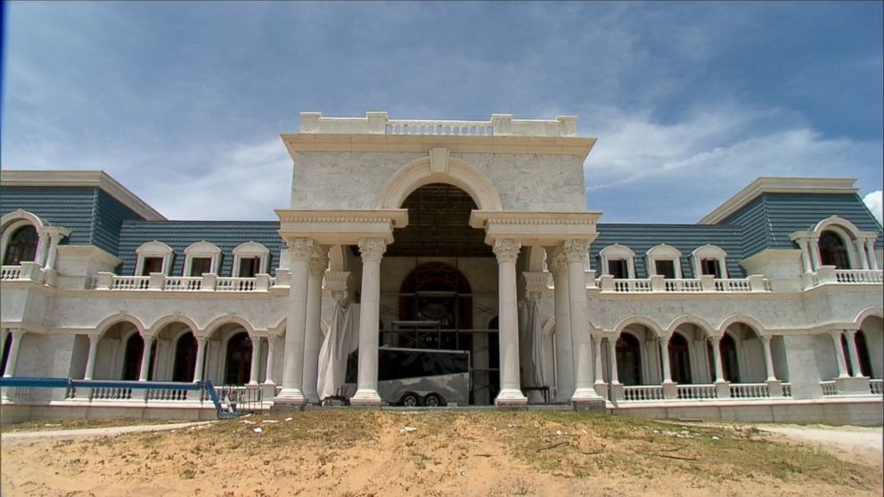 the-queen-of-versailles-designed-to-make-you-angry-or-shocked-or